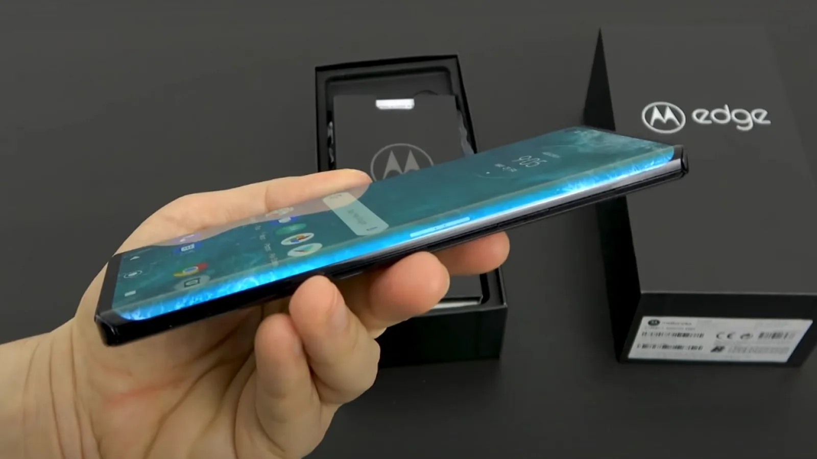 Motorola Edge unboxing: primul telefon cu adevărat tentant şi inovator Motorola de la Moto Z încoace (Video)