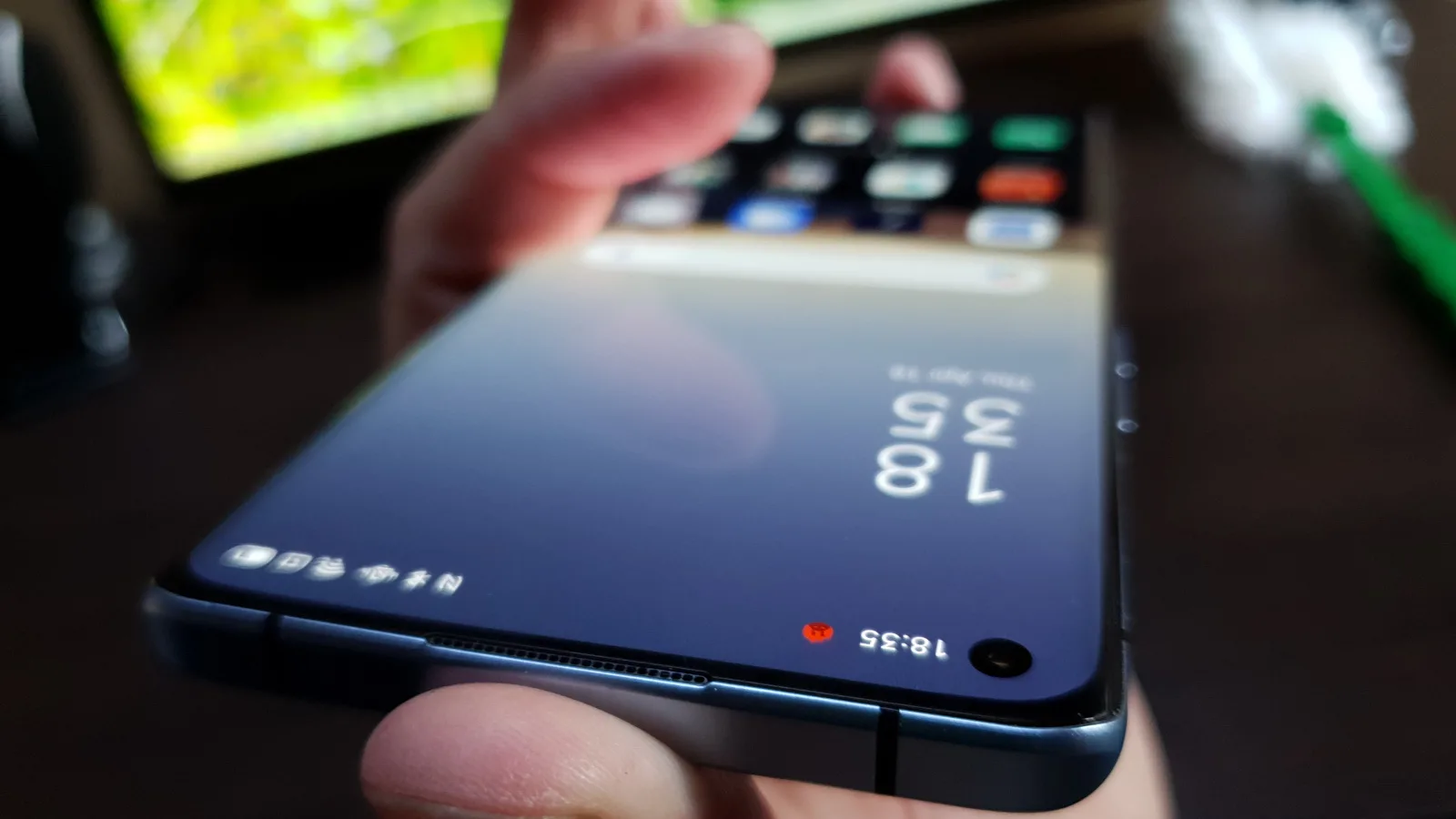 Oppo Reno 3 Pro (5G): Design premium, confortabil, gradient atractiv