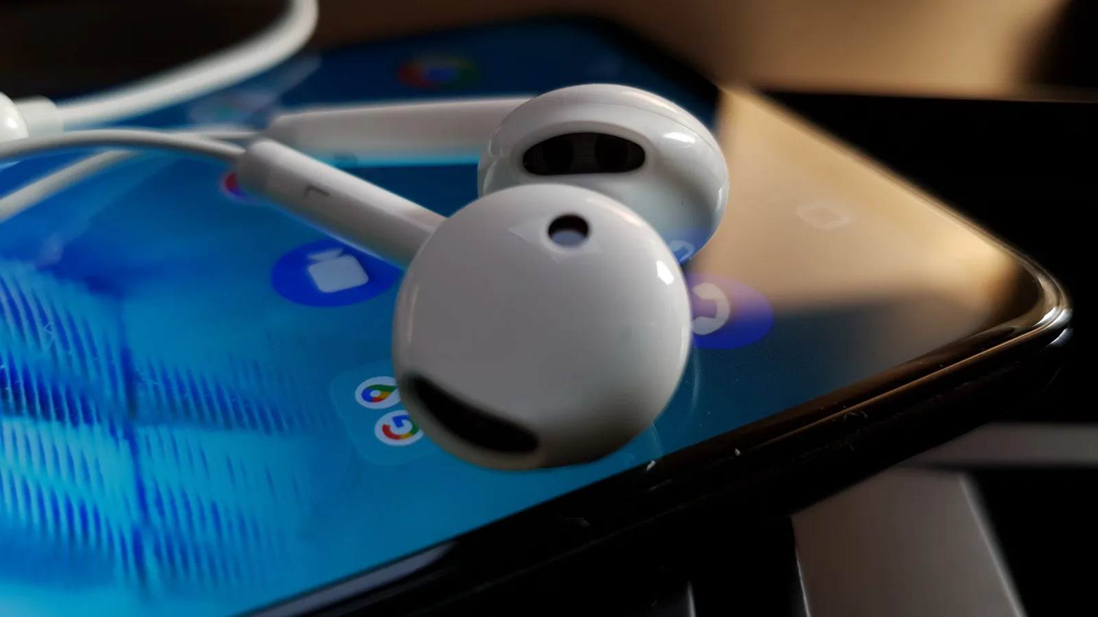 Allview Soul X7 Pro: Acustică mono, cu volum şi bas OK, căşti stil EarPods