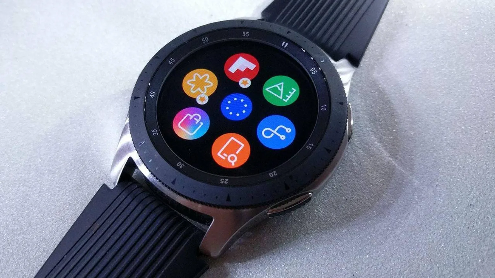Samsung Galaxy Watch 3 apare în primele fotografii, cu inel rotativ pentru interacțiune și două variante de diagonală