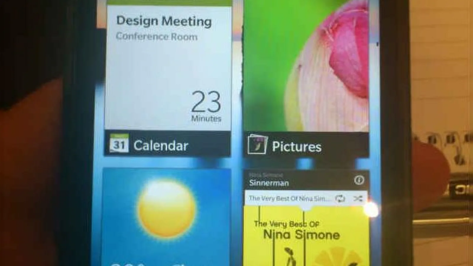 BlackBerry 10 OS ni se prezintă În noi imagini: lista de aplicații și inbox-ul