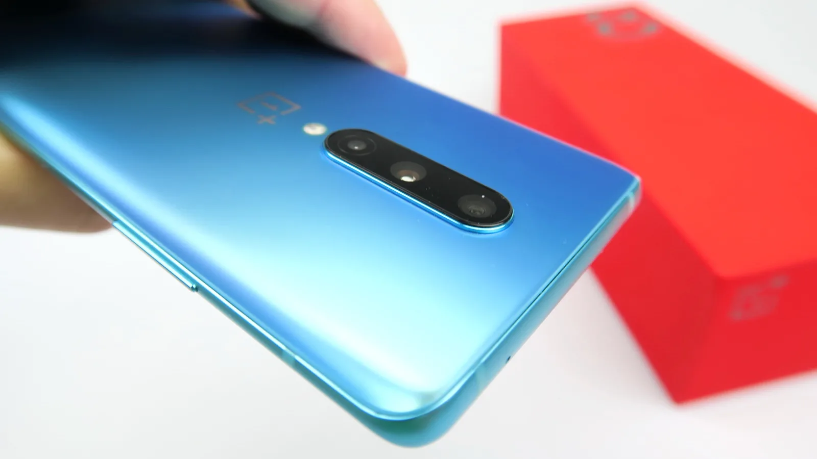 OnePlus 8: Design perfect echilibrat - îmbinările dintre sticlă şi metal sunt line, discrete