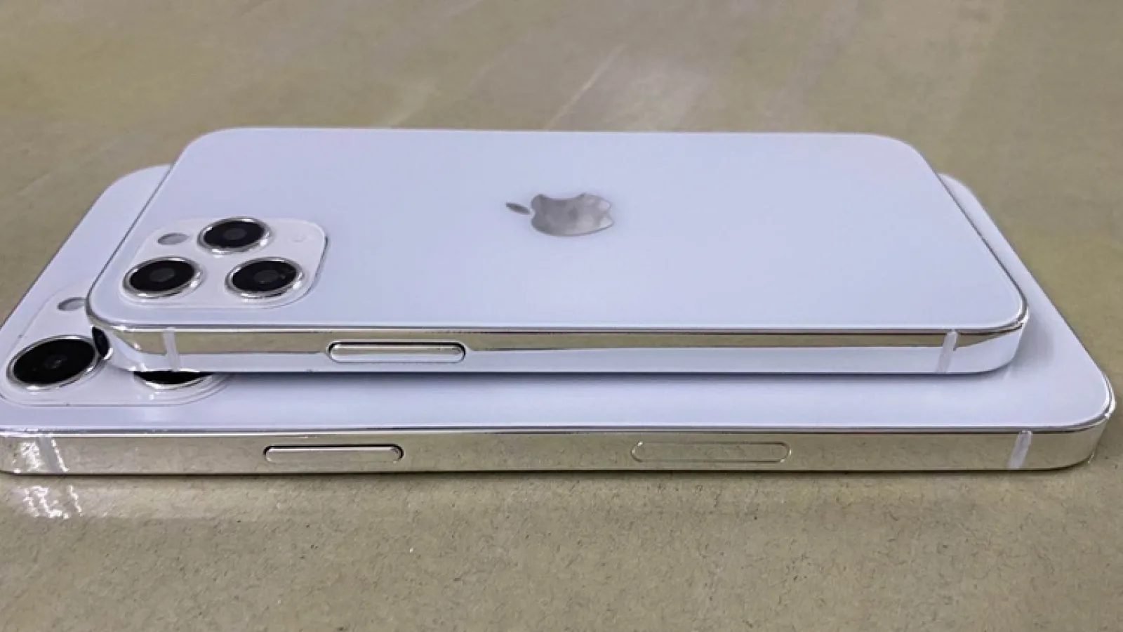 Apar noi machete pentru telefoanele din seria iPhone 12; Vedem cât de compact va fi modelul de 5.4 inch