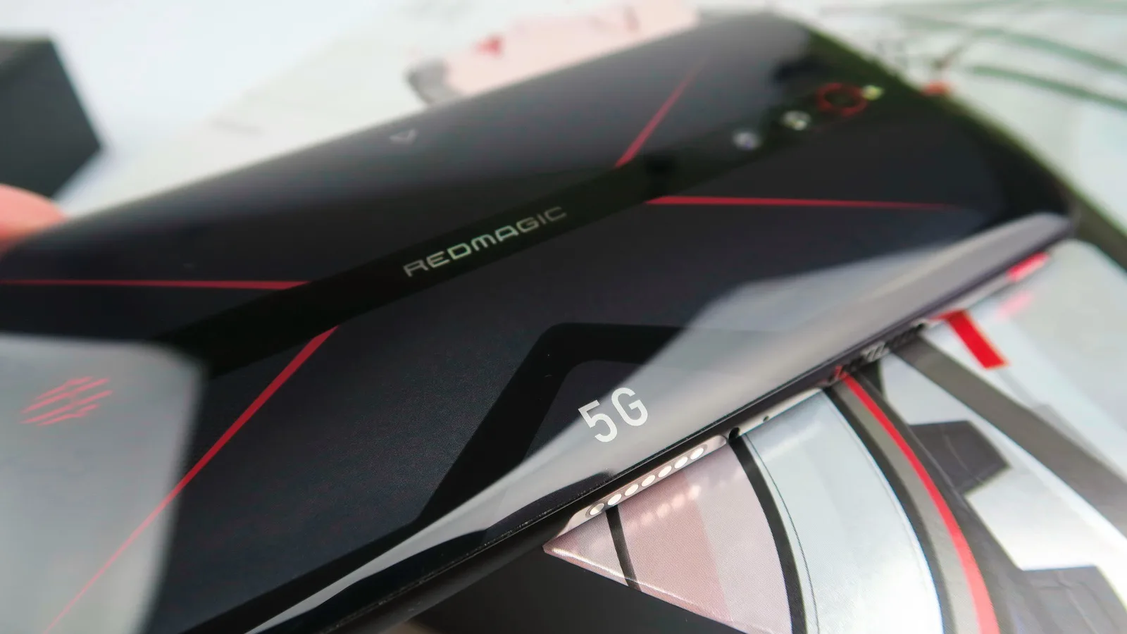 Nubia Red Magic 5G Unboxing (+ accesorii): primul telefon de gaming cu ecran de 144 Hz aduce butoane dedicate pentru jocuri, cameră triplă
