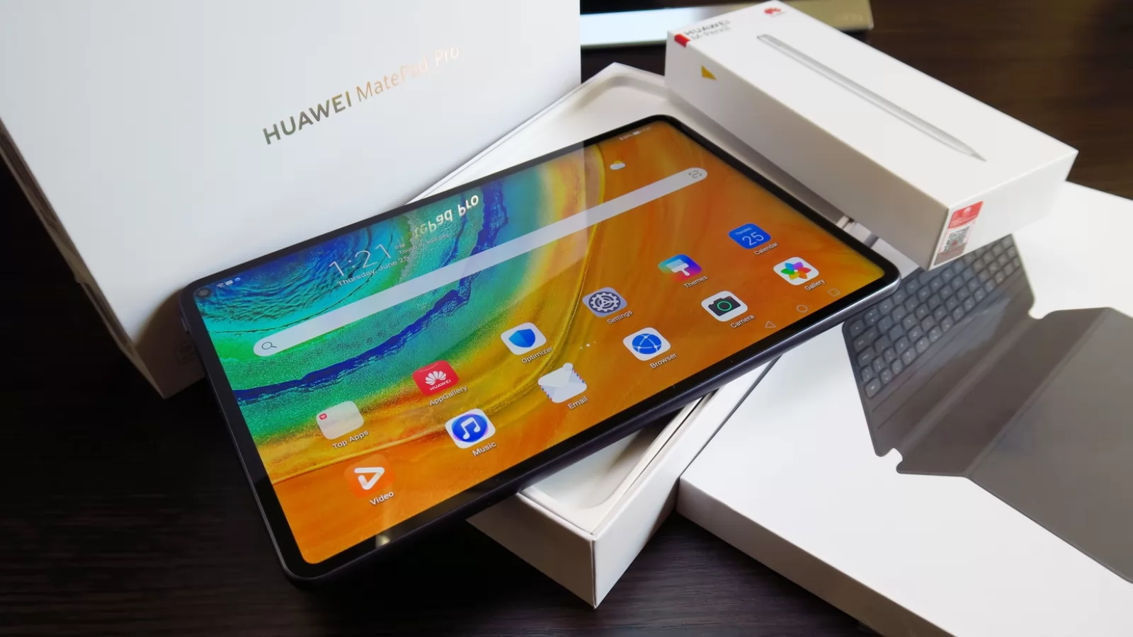 Huawei MatePad Pro Unboxing: tabletă cu multe premiere + stylus şi tastatură într-un bundle de iPad Killer (Video)