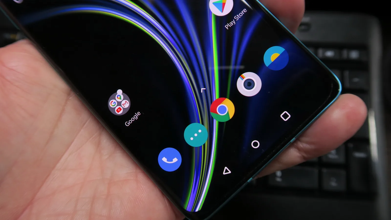 OnePlus 8: Display de 90 Hz, corect calibrat coloristic şi luminos
