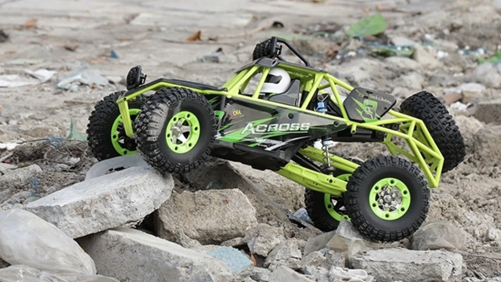 Pasionați de mașinuțe cu telecomandă? Cafago are astăzi două modele 4x4 accesibile, cu viteză maximă de până la 60 km/h