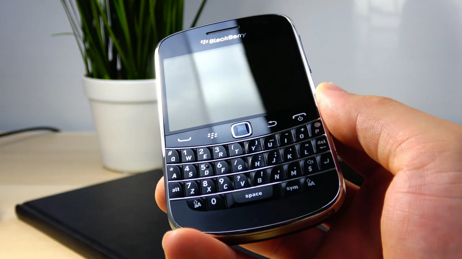 [RETRO REVIEW] BlackBerry Bold Touch 9900: începutul cântecului de lebădă pentru canadieni, primul BlackBerry cu touchscreen (Video)