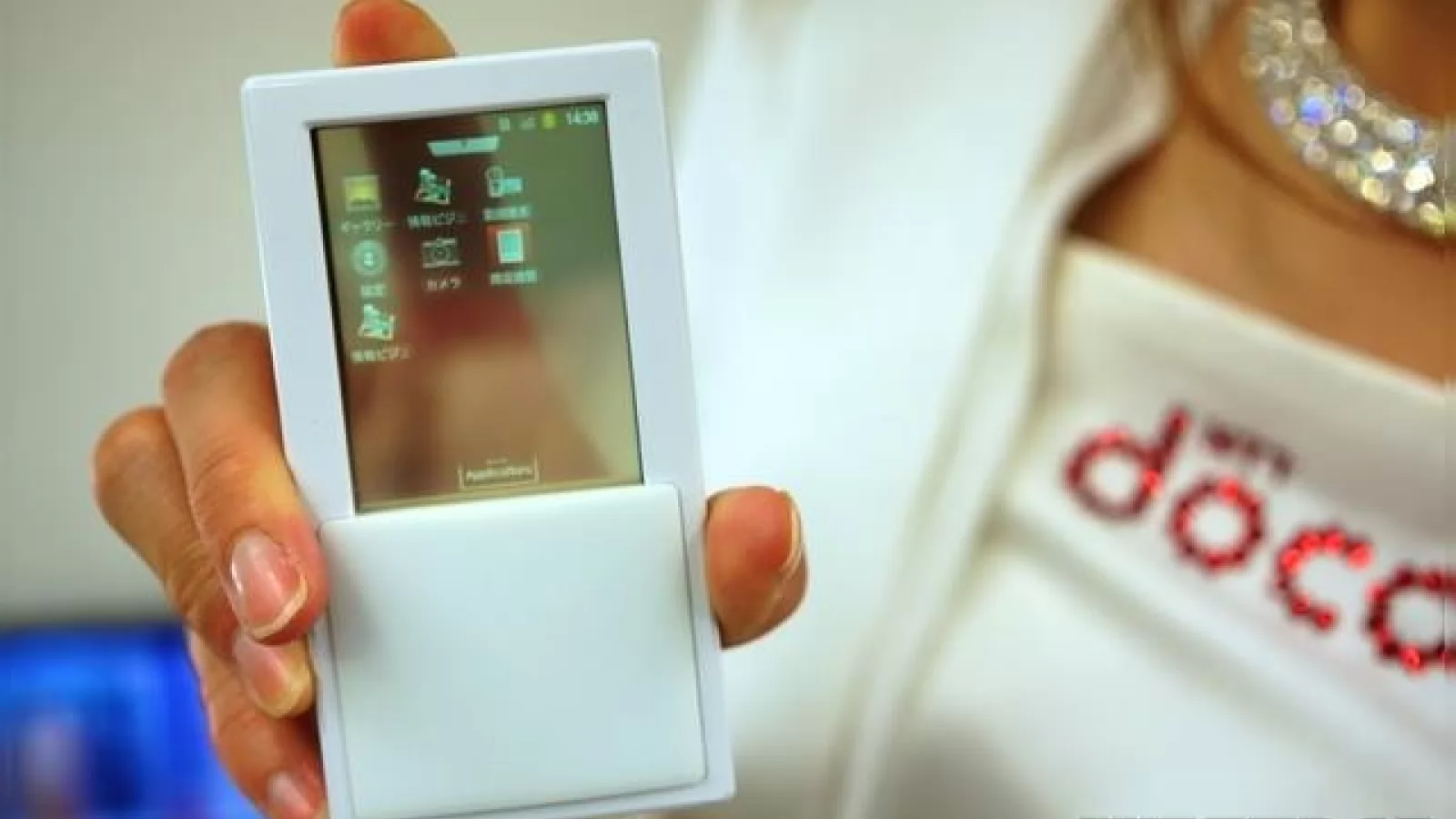 Telefon cu ecran transparent cu două fete prezentat ca prototip În Japonia
