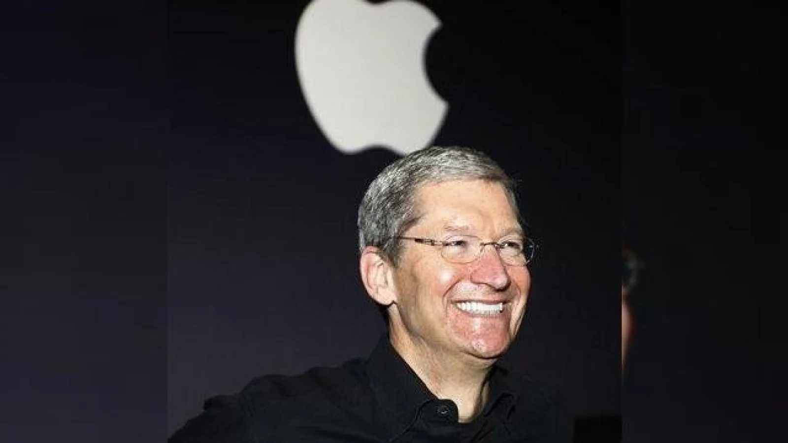Tim Cook - cel mai bine plătit CEO din SUA