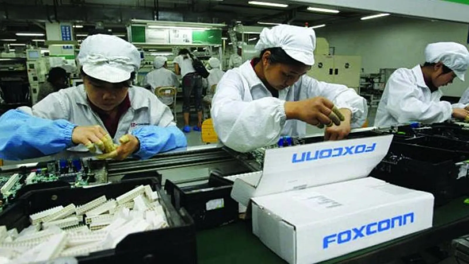 Foxconn rămâne fidelă Indiei, investeşte 1 miliard de dolari pentru a muta producţia de iPhone din China în India