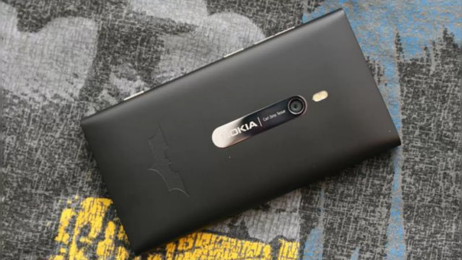 Nokia Lumia 900 În ediție specială cu logo-ul Batman