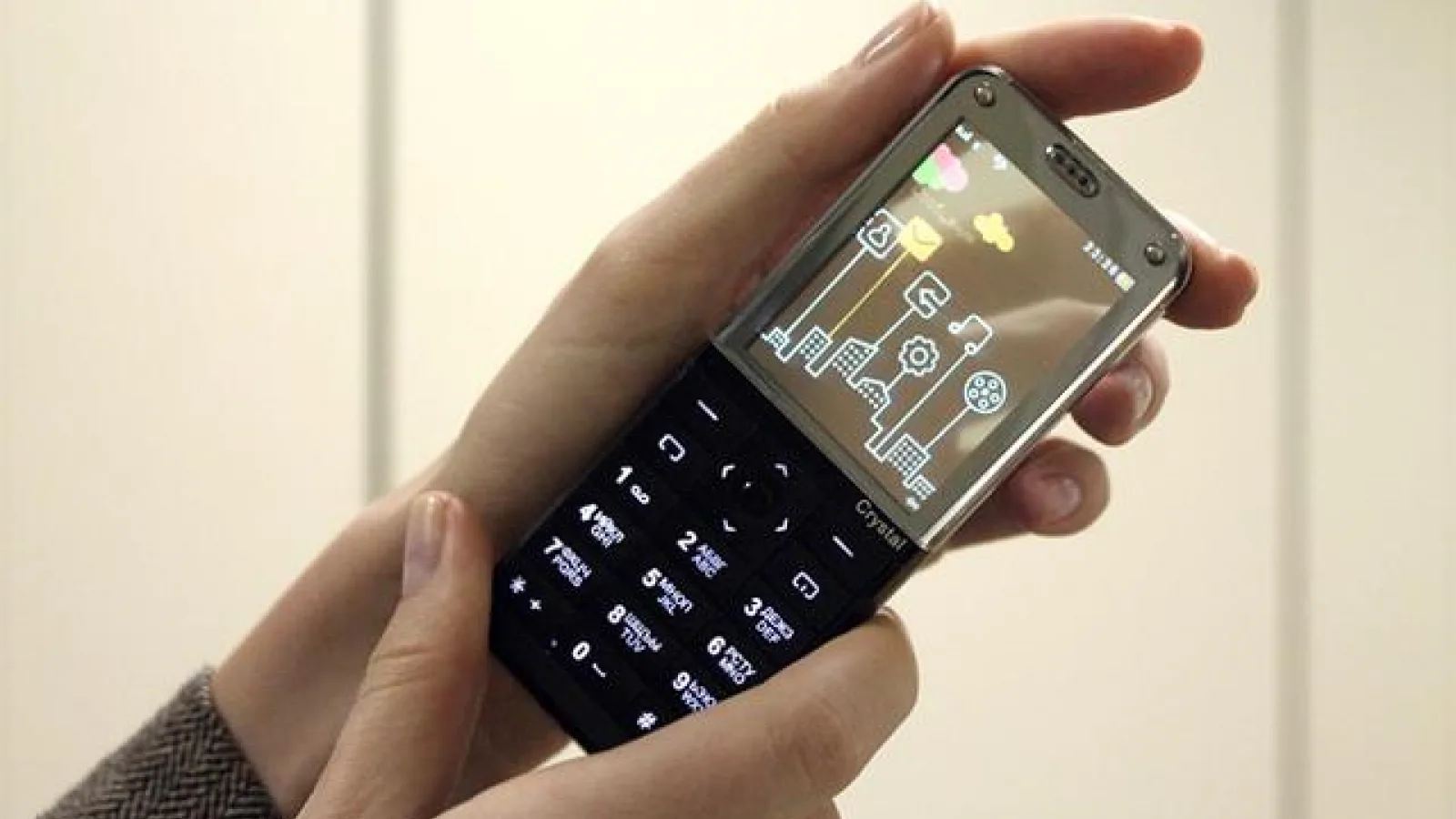 Explay Crystal, un telefon cu display color transparent, dotări modeste