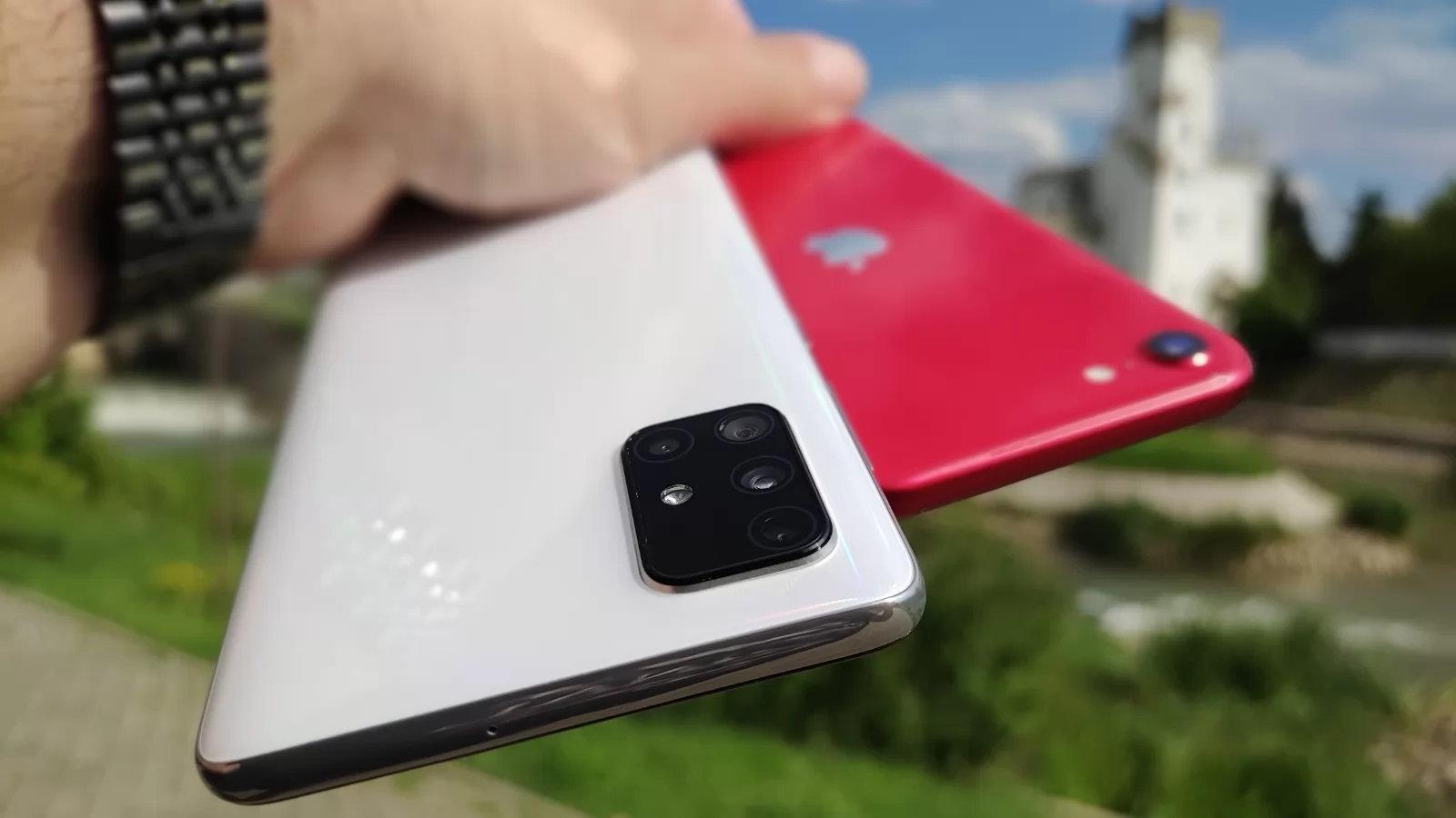 Samsung Galaxy A71 versus iPhone SE 2020: David şi Goliat pe scena high-midrange