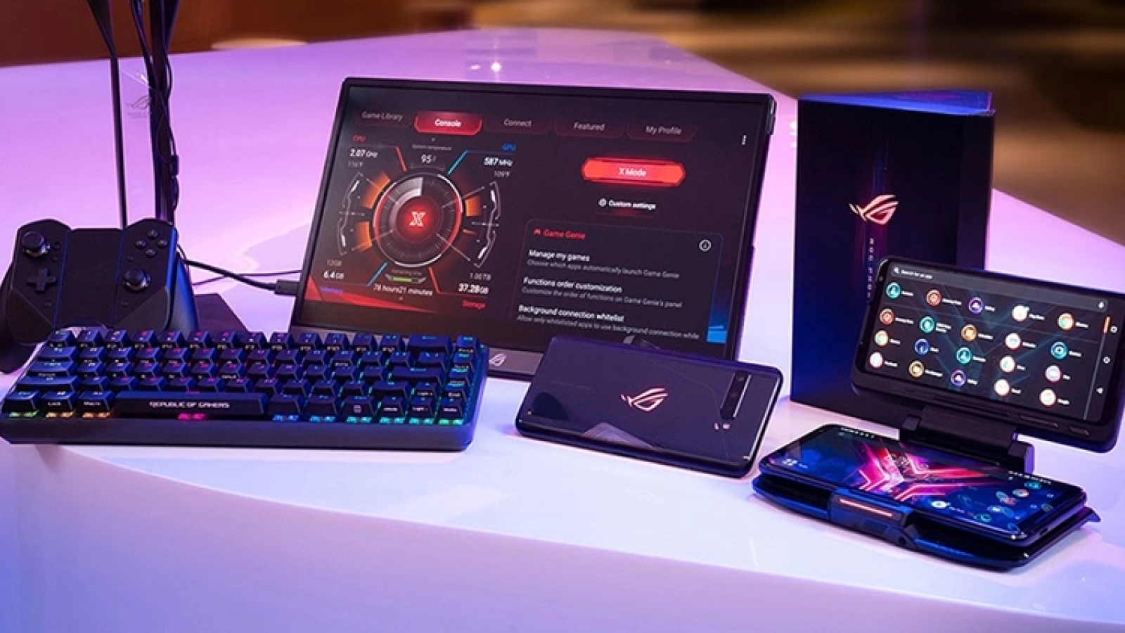 ASUS prezintă noi periferice pentru gaming-ul pe mobil: tastatura ROG Falchion, căştiile ROG Cetra RGB, monitorul portabil ROG Strix XG16