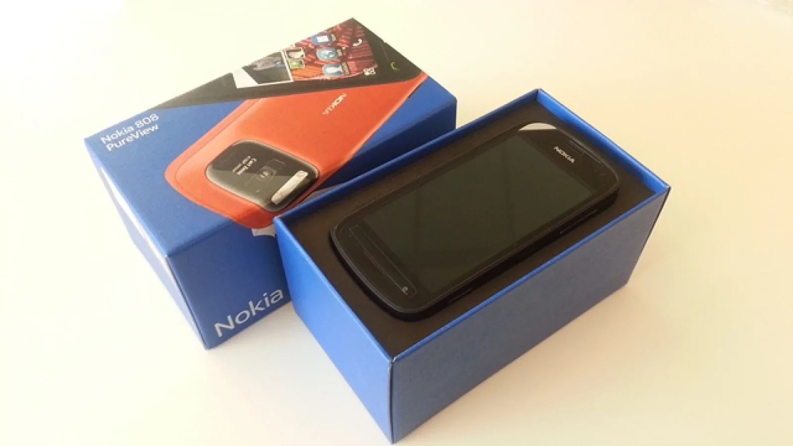 Nokia 808 PureView va intra la vânzare În zilele următoare - scos din cutie În Asia