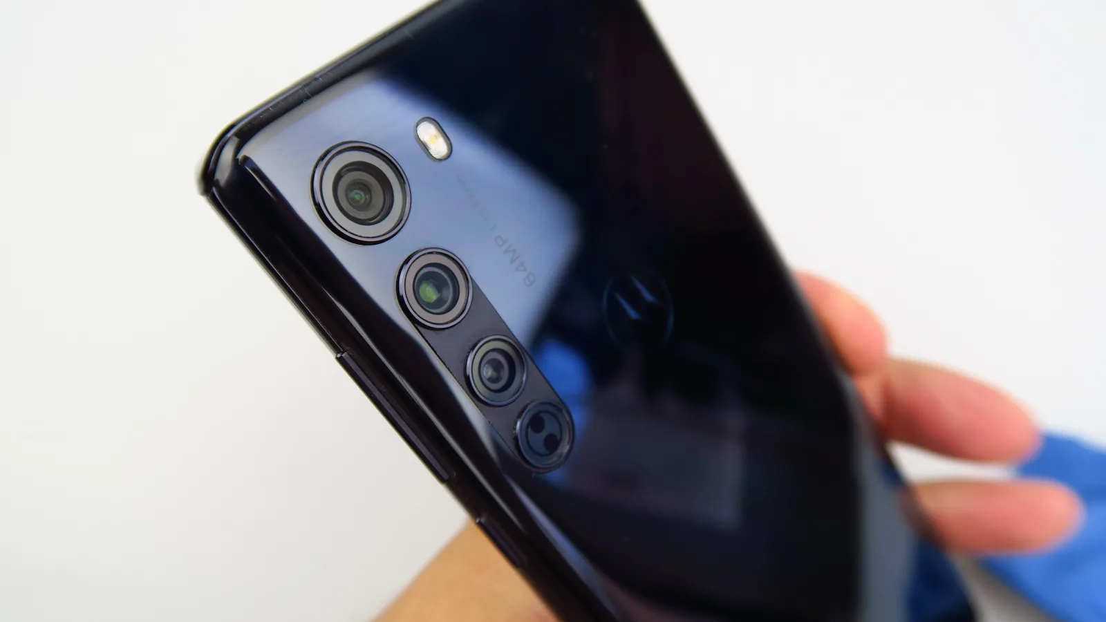 Motorola Edge: Cameră principală bună ziua, în rest în linie cu telefoanele midrange din 2019