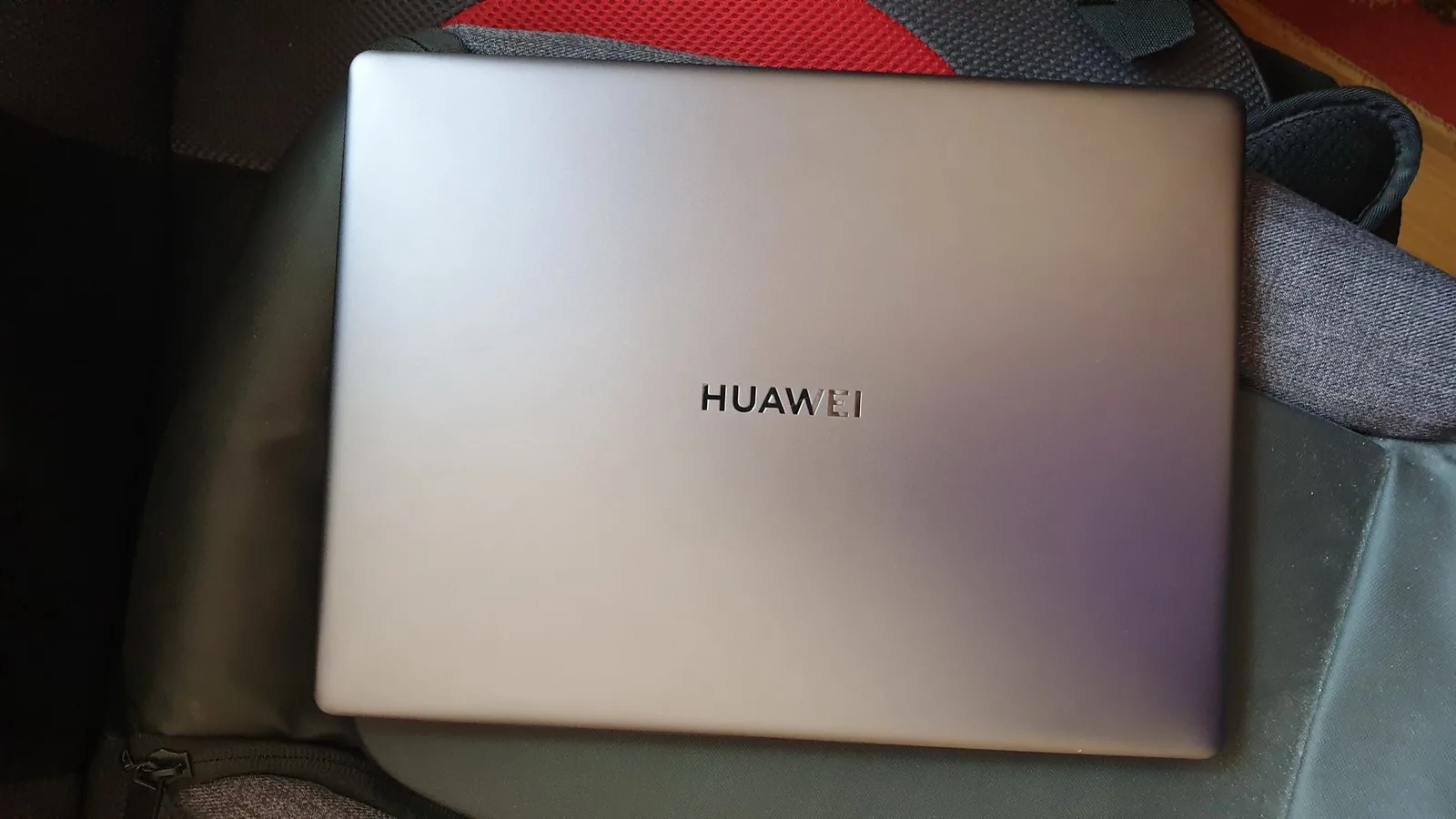 Prezentare Huawei MateBook 13: Ultrabook premium cu ecran de 13 inch și procesor AMD Ryzen 5 + smartwatch cadou la achiziție