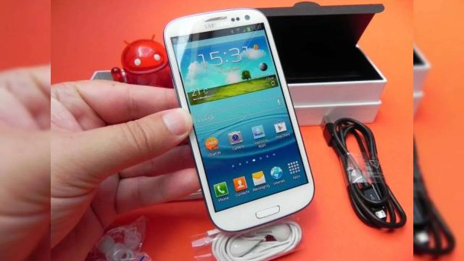 Samsung Galaxy S III scos din cutie la Mobilissimo.ro - alb ca zăpada și rotunjit (Video)