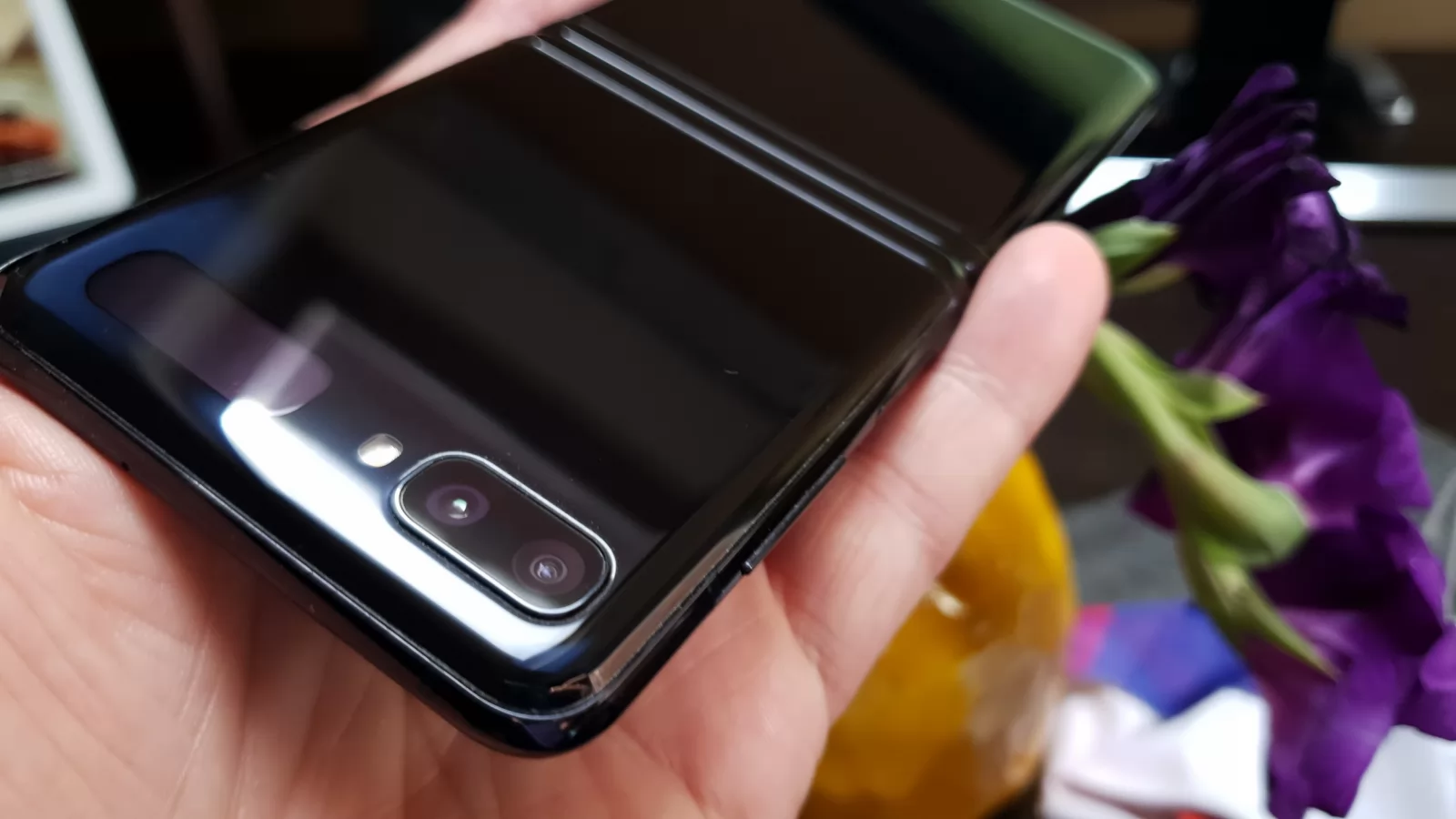 Samsung Galaxy Z Flip: Camera duală de Galaxy S10, cea selfie, e "work in progress"