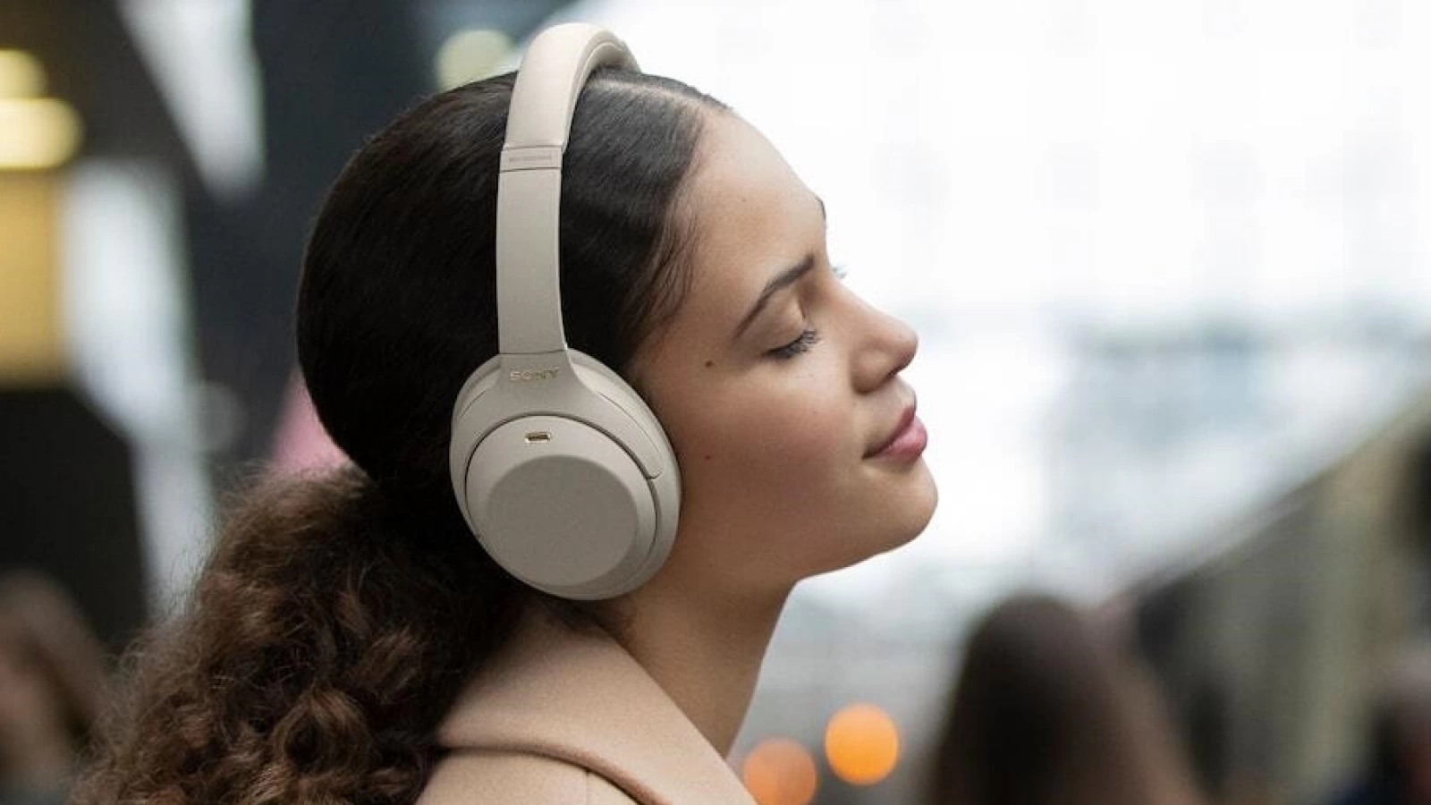 Sony WH-1000XM4 devin oficiale; Căști wireless cu sistem ANC îmbunătățit, autonomie de 30 ore și suport Fast Pair