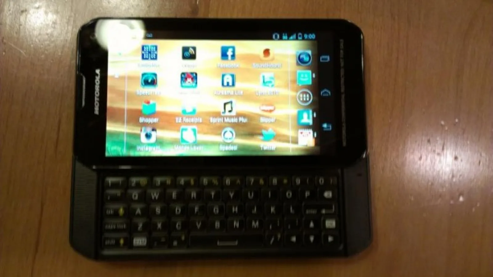 Un nou Motorola Milestone? Un misterios slider QWERTY de la Moto Își face apariția Într-o imagine