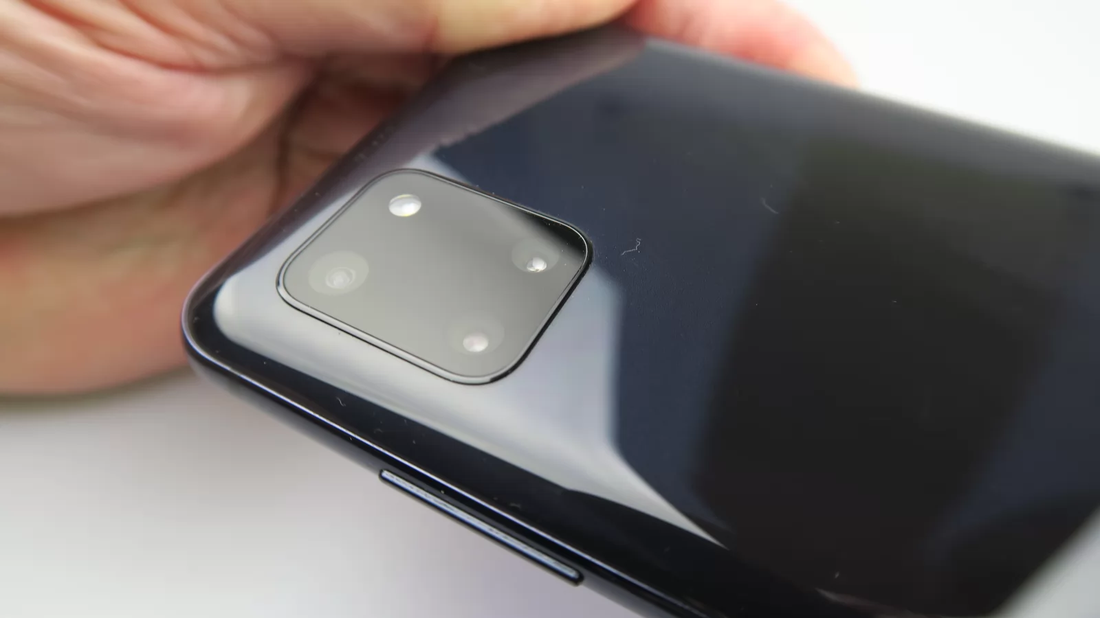 Samsung Galaxy Note 10 Lite: Design pe bază de plastic, uşor de zgâriat, arătos de la distanţă