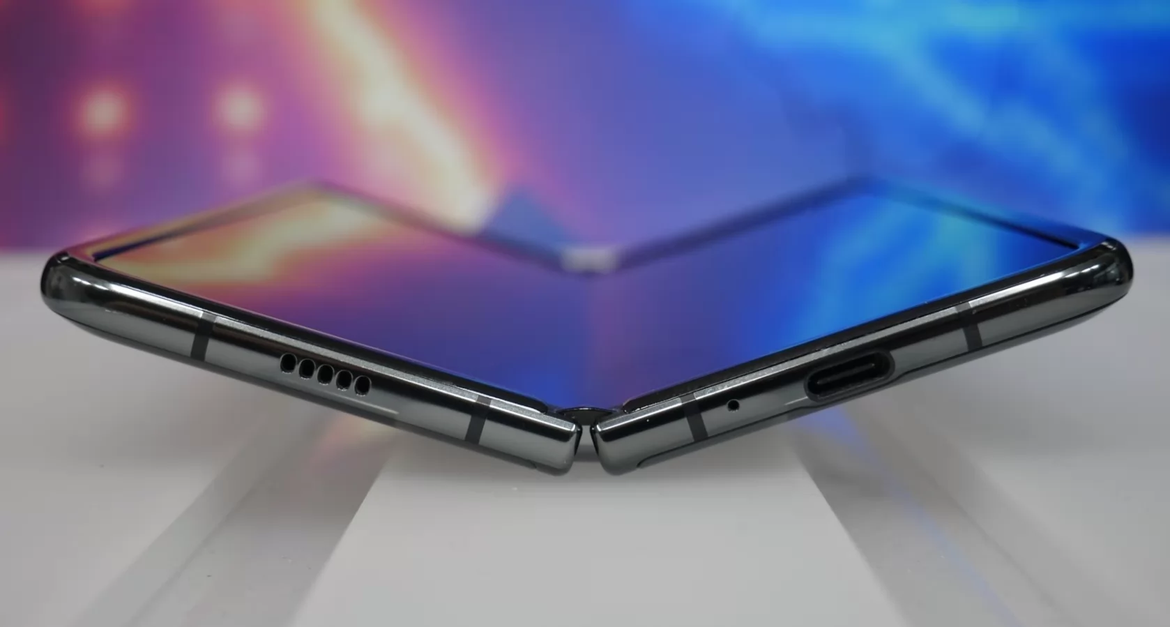 Samsung Galaxy Z Fold 2 primeşte un scurt video hands-on, care ni-l prezintă din mai multe unghiuri (Video)