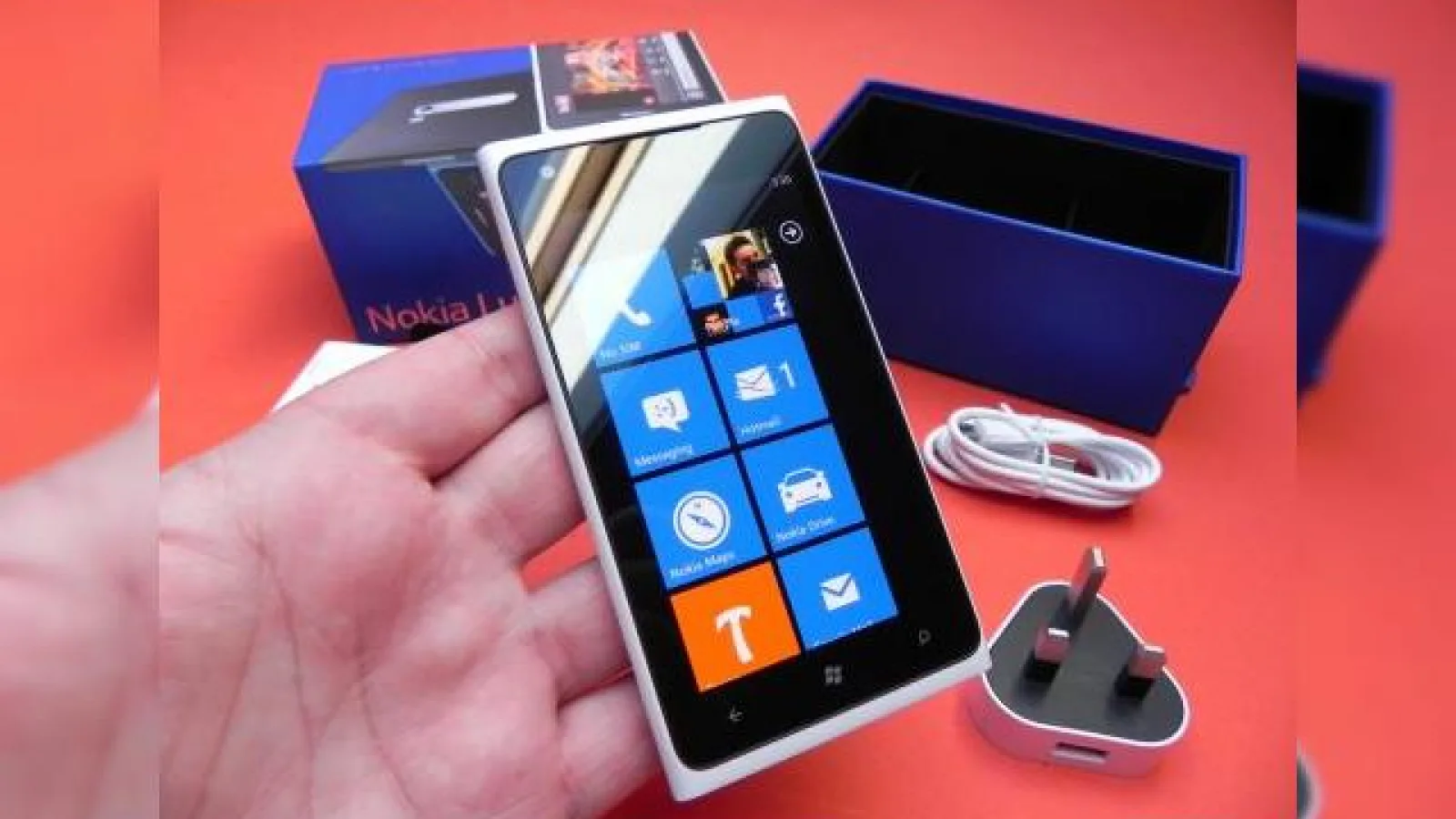 Nokia Lumia 900 unboxing - scoatem din cutie cel mai mare Lumia (Video)