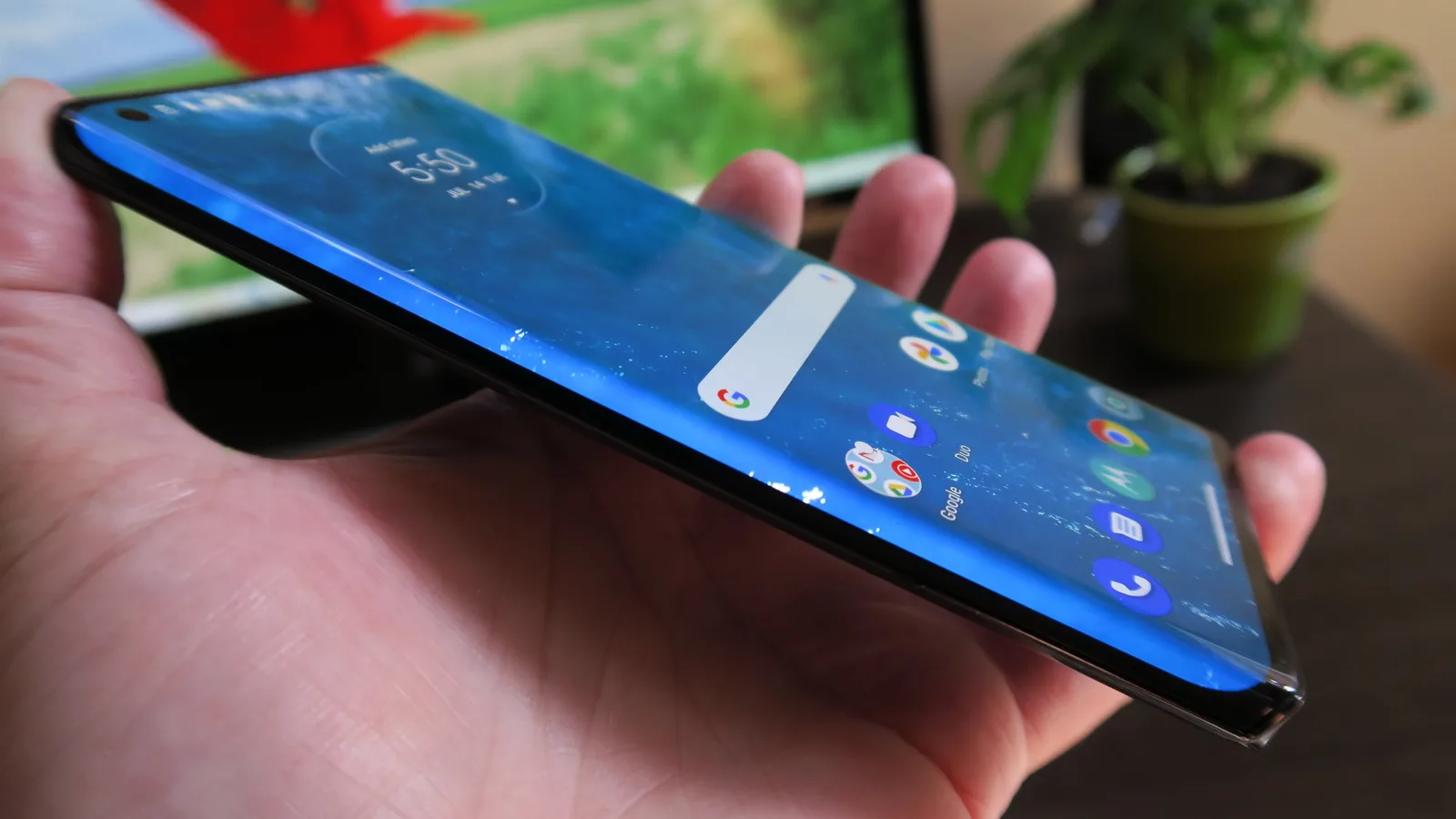 Motorola Edge+: Display OLED ultra curbat, luminos şi vivace