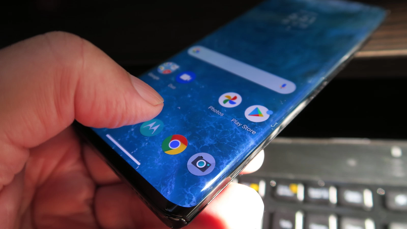 Motorola Edge+: Benchmark-urile ne arată că ar fi cel mai bun telefon de gaming cu Snapdragon 865