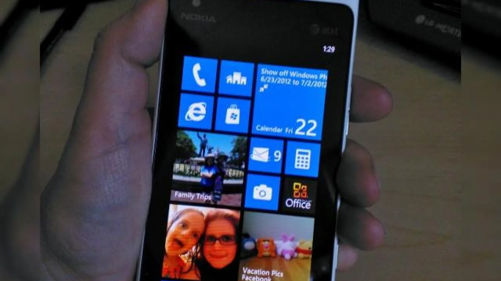 Nokia Lumia 900 surprins În acțiune cu Windows Phone 7.8 la bord
