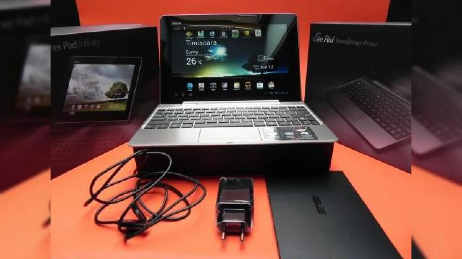 ASUS Transformer Pad Infinity 700 scos din cutie Împreună cu dockul tastatură (Video)