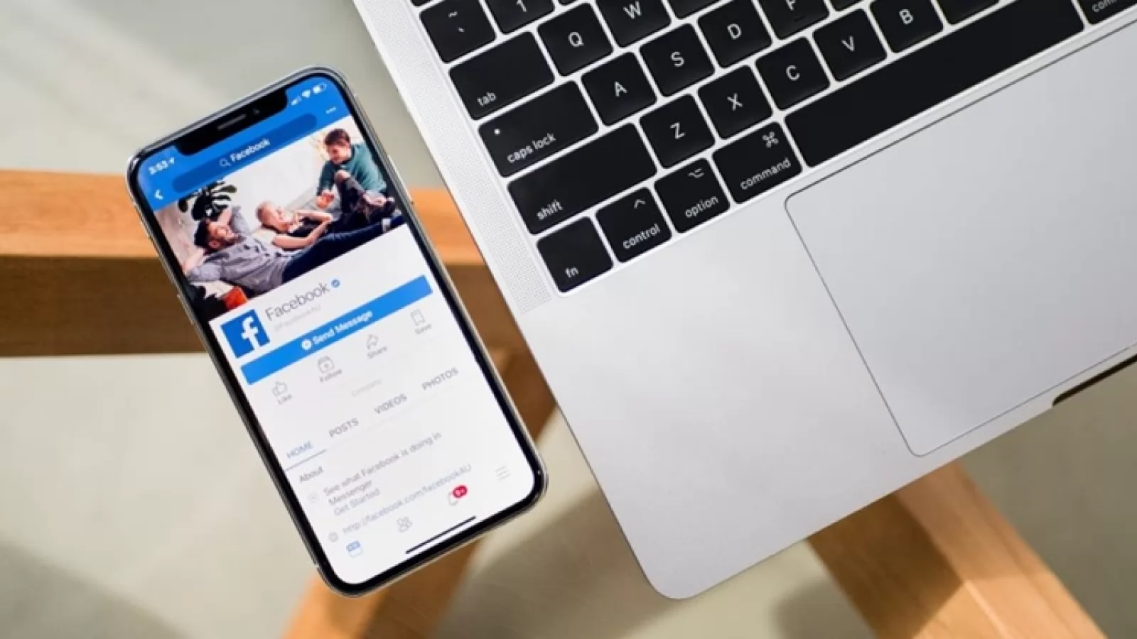 Facebook atacă Apple pe tema taxelor şi comisioanelor aplicate companiilor mici