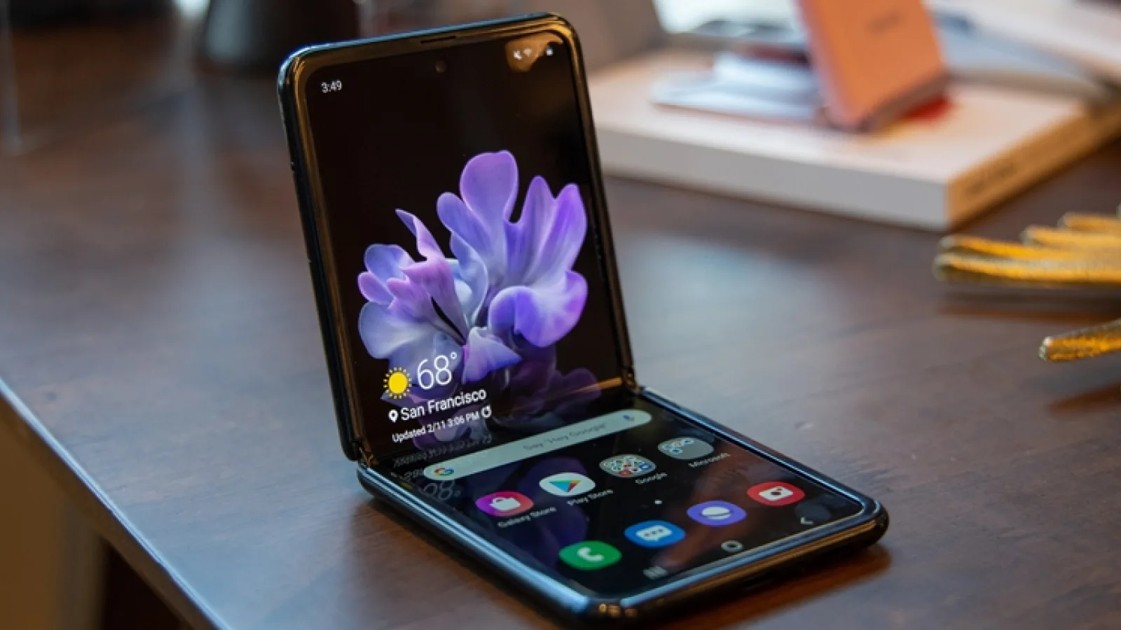 Samsung pregăteşte un telefon pliabil de buget; Ar putea fi un model derivat din Galaxy Z Flip