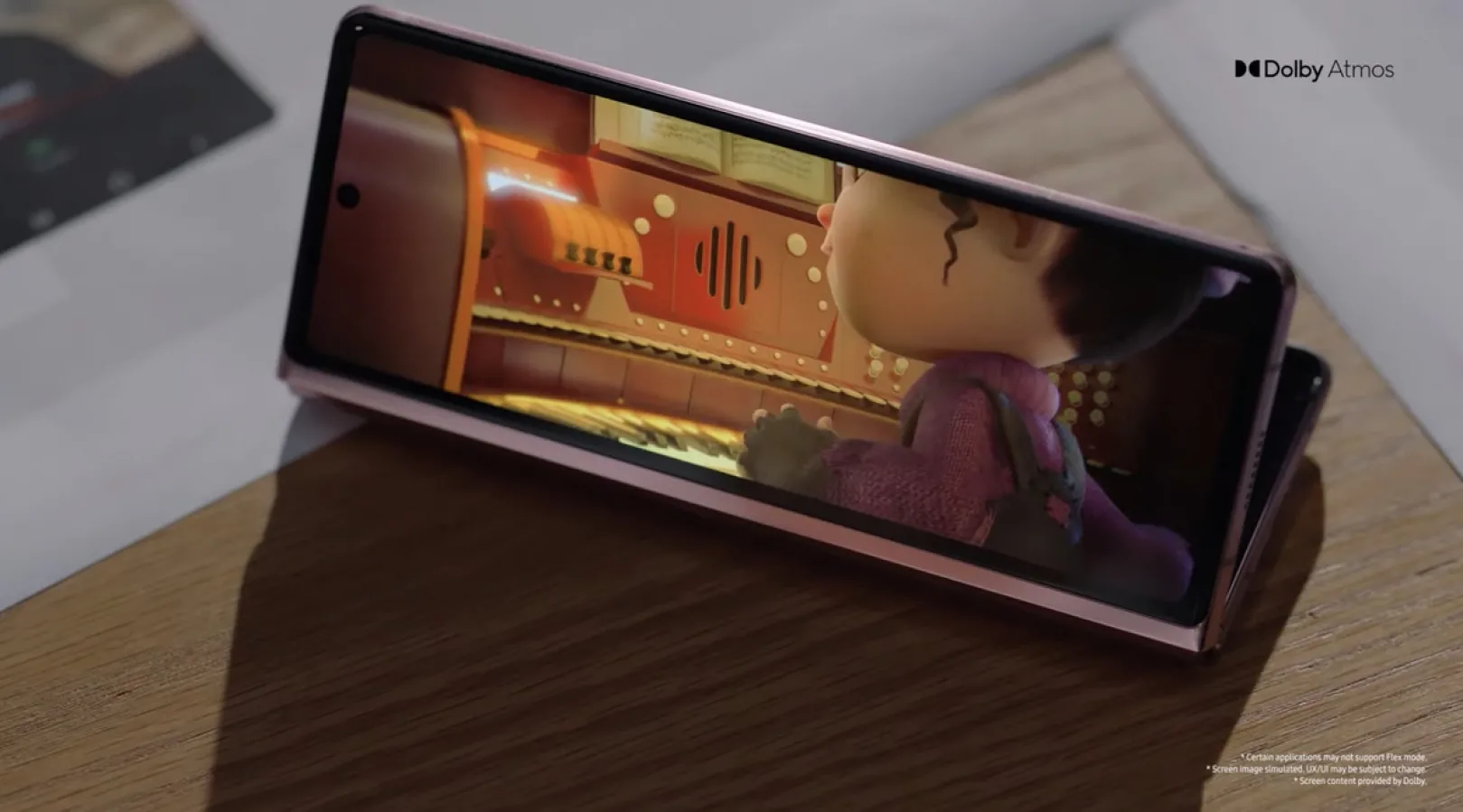 Principalele caracteristici ale noului telefon pliabil Galaxy Z Fold 2 sunt prezentate într-o reclamă; Avem și Flex Mode