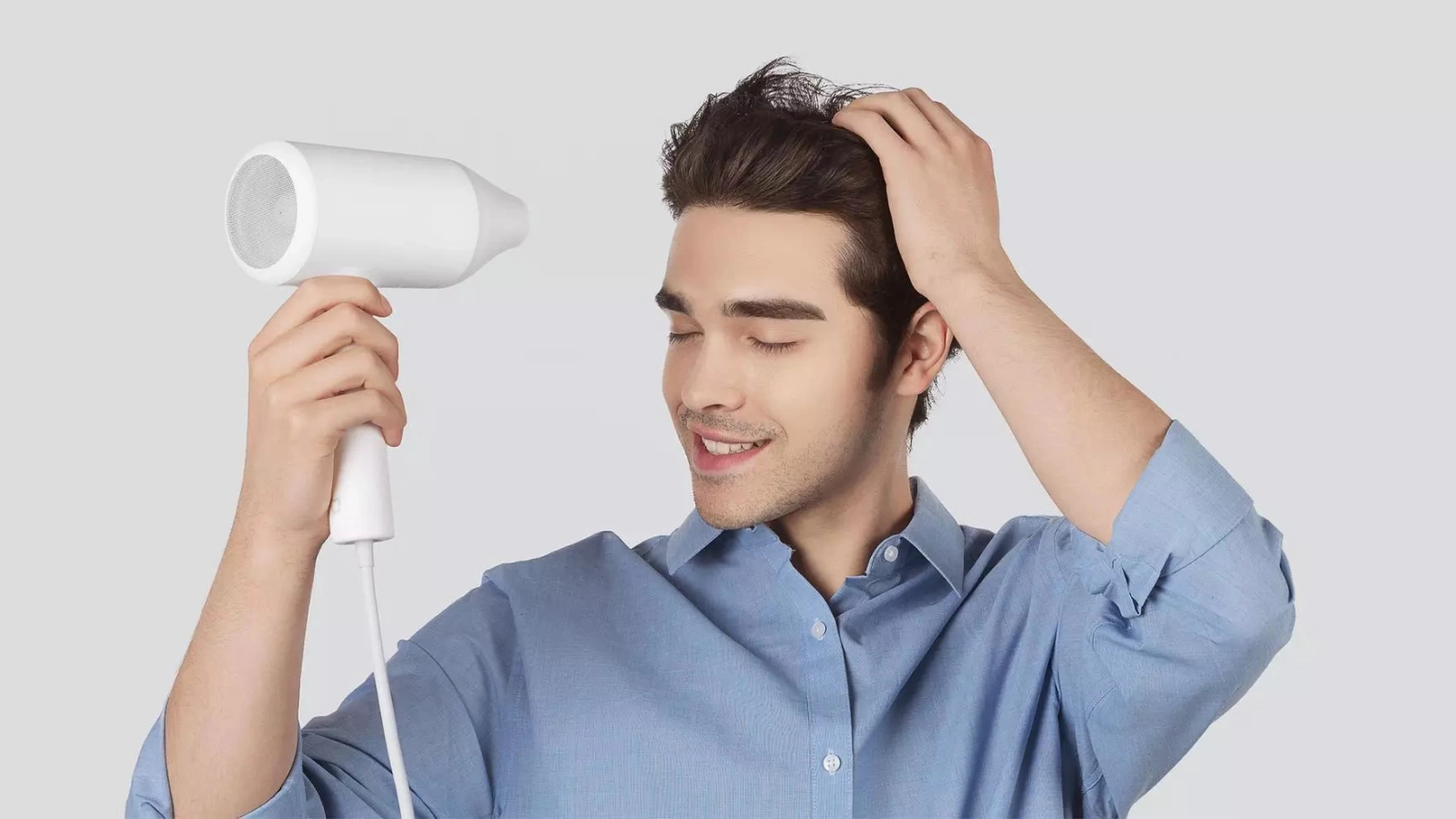 Prezentare Xiaomi Mi Ionic Hair Dryer: Uscător de păr cu funcție de ionizare, putere de 1800W și preț accesibil