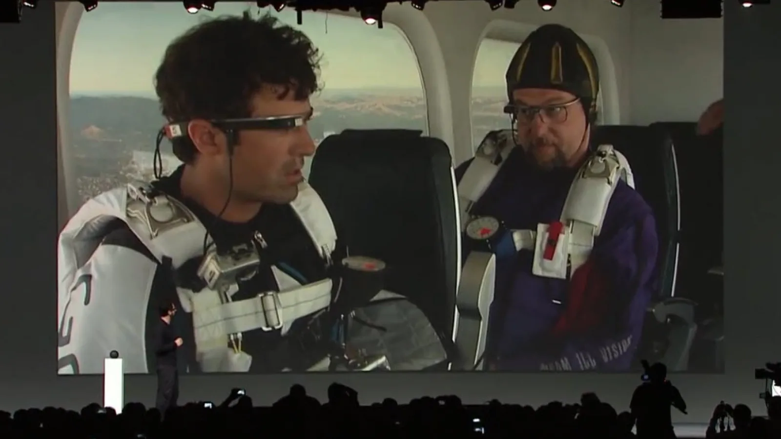Cel mai bun demo tehnologic făcut vreodată: salt din avion, acrobații cu biciclete și Google Glasses! (Video)