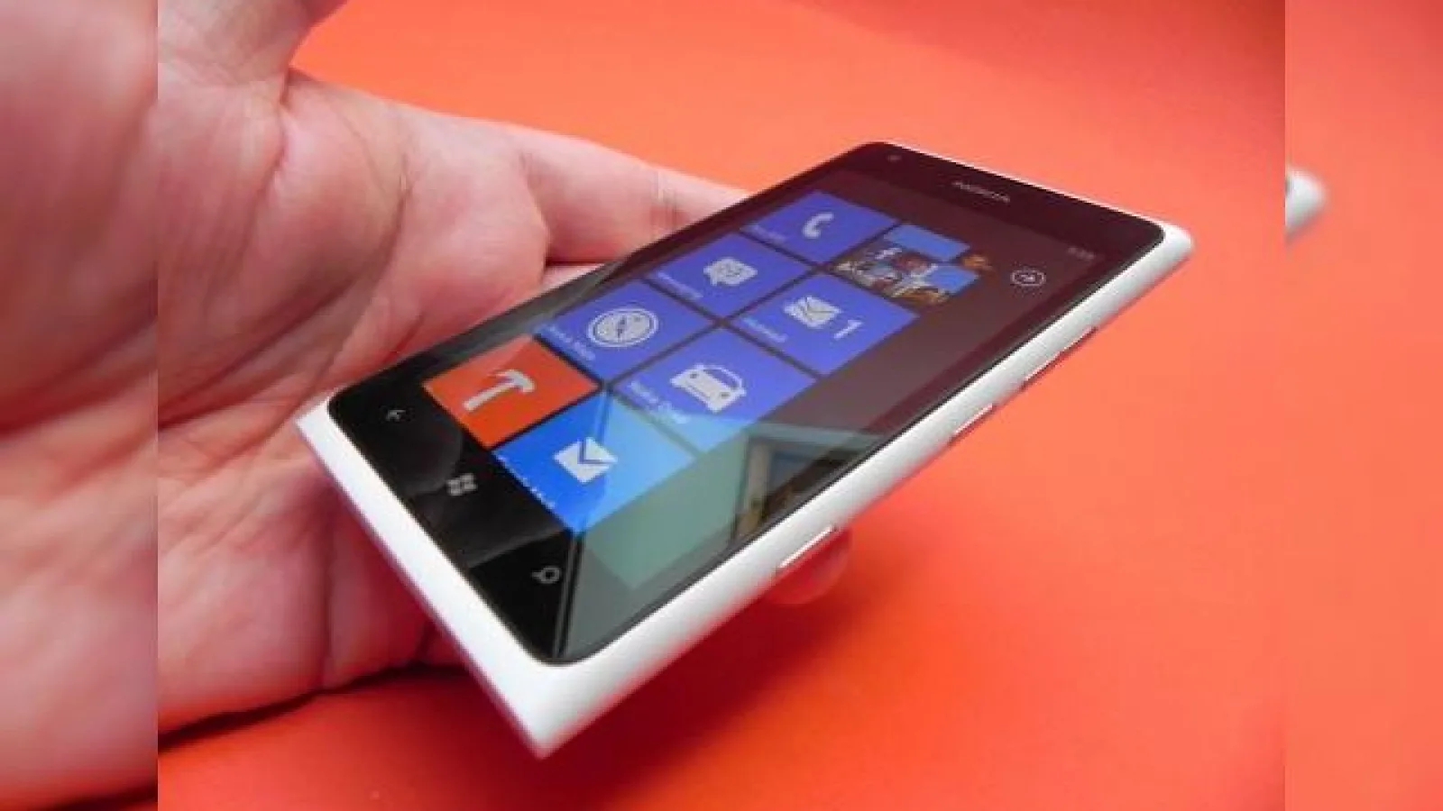 Review Nokia Lumia 900 - aceeași tehnologie, același OS Într-un ambalaj mai mare, poate prea mare! (Video)