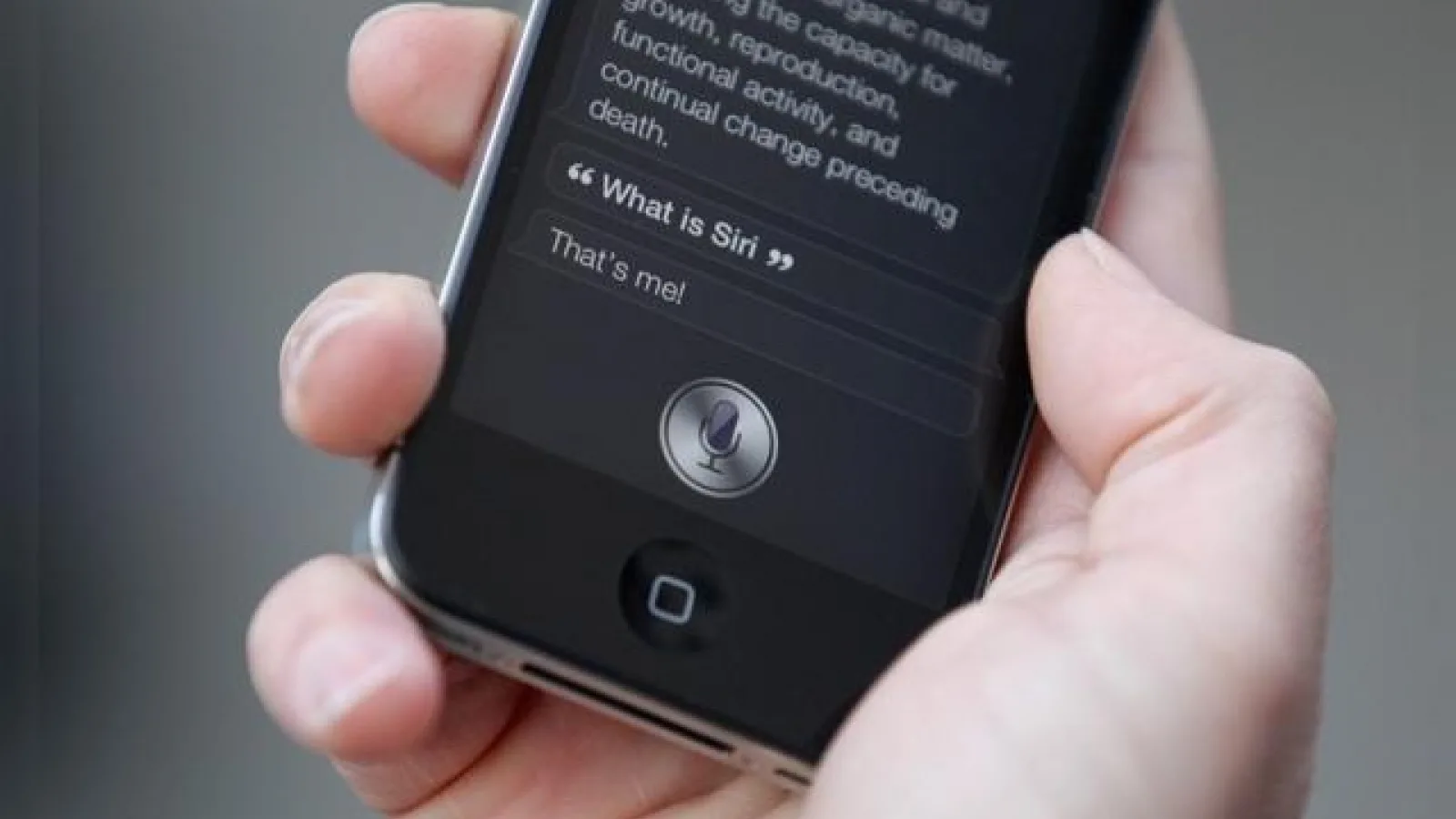 Siri Încă o dată depășit de noul asistent virtual Google, primește nota 7 pentru performanțe
