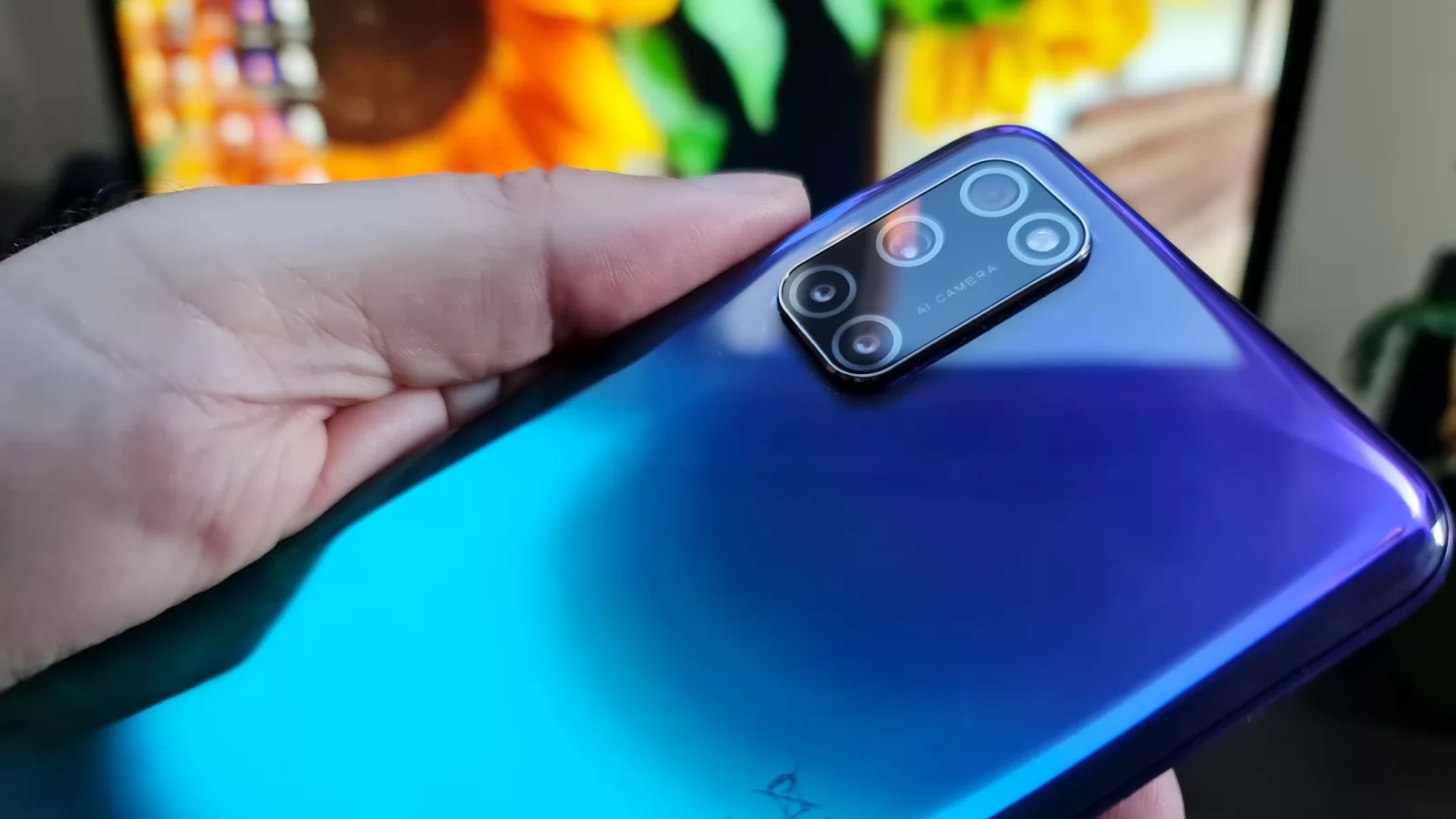 Oppo A72 Unboxing: telefon cu spate cameleonic, veleităţi de battery phone + difuzoare stereo (Video)