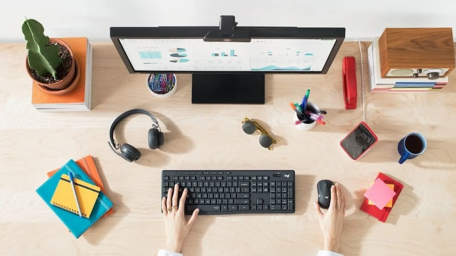 Logitech MK295 Silent Wireless combo este o combinaţie tastatură + mouse care mizează pe silenţiozitate