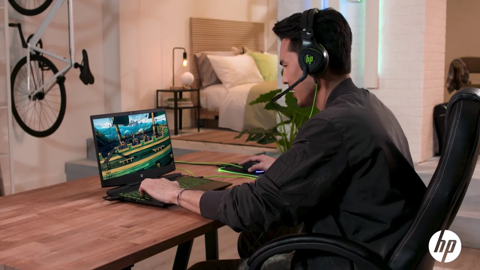 REDUCERI REALE Altex: azi avem laptop de gaming și televizor de 164 cm cu Ambilight