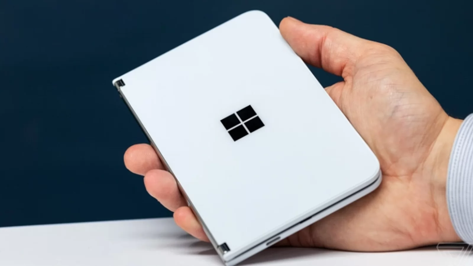Microsoft ar fi dezvoltat Surface Duo cu Android în secret faţă de echipa Windows Core OS