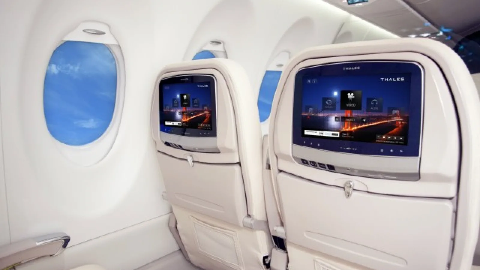 Boeing 786 Dreamliner, avion hiper tehnologizat de vis, cu Android, 3G, WiFi și 69 TB de stocare SSD