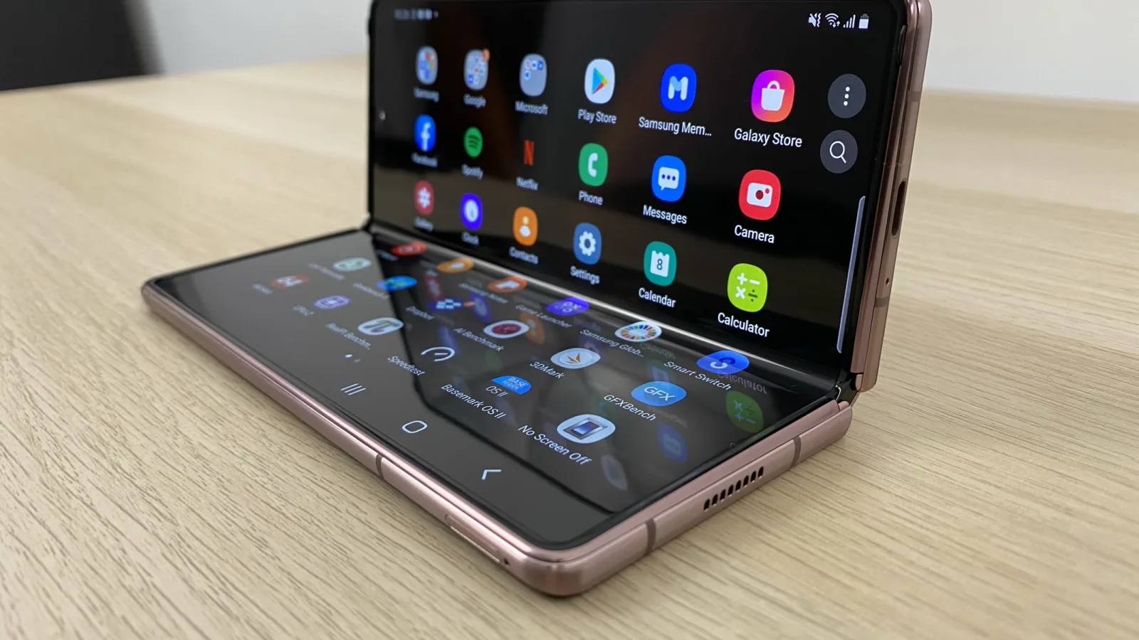 Samsung Galaxy Z Fold 2 5G: Conectivitate de multe sute de Mbps, tot ce trebuie