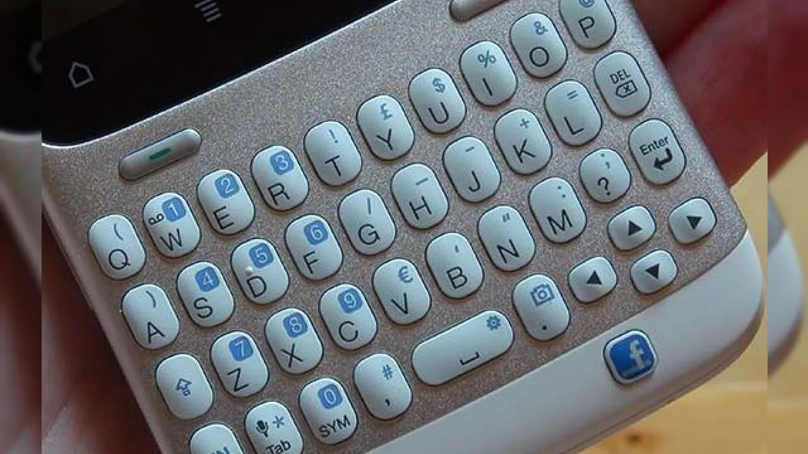 Mark Zuckerberg nu crede că e nevoie să fie produs un telefon Facebook complet nou