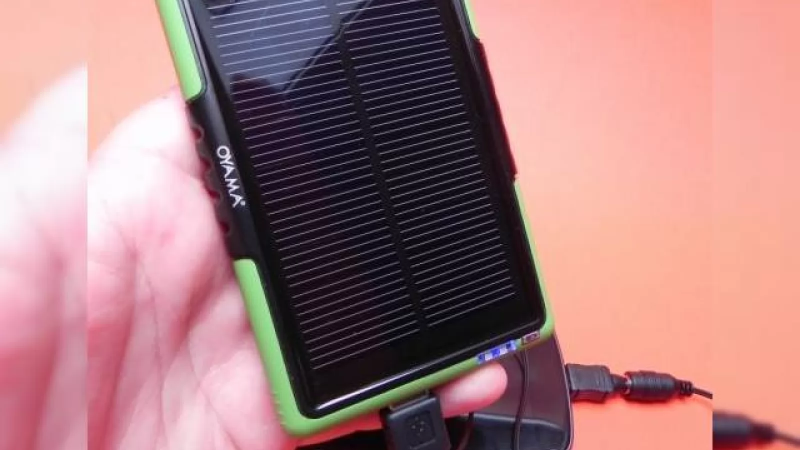 Review baterie externă solară/PowerMax Oyama - banca de energie ideală pentru telefon și tabletă (Video)
