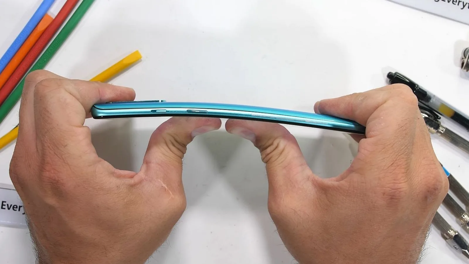 OnePlus 8T este îndoit şi zgâriat de JerryRigEverything; Cum trece de testul de rezistenţă?