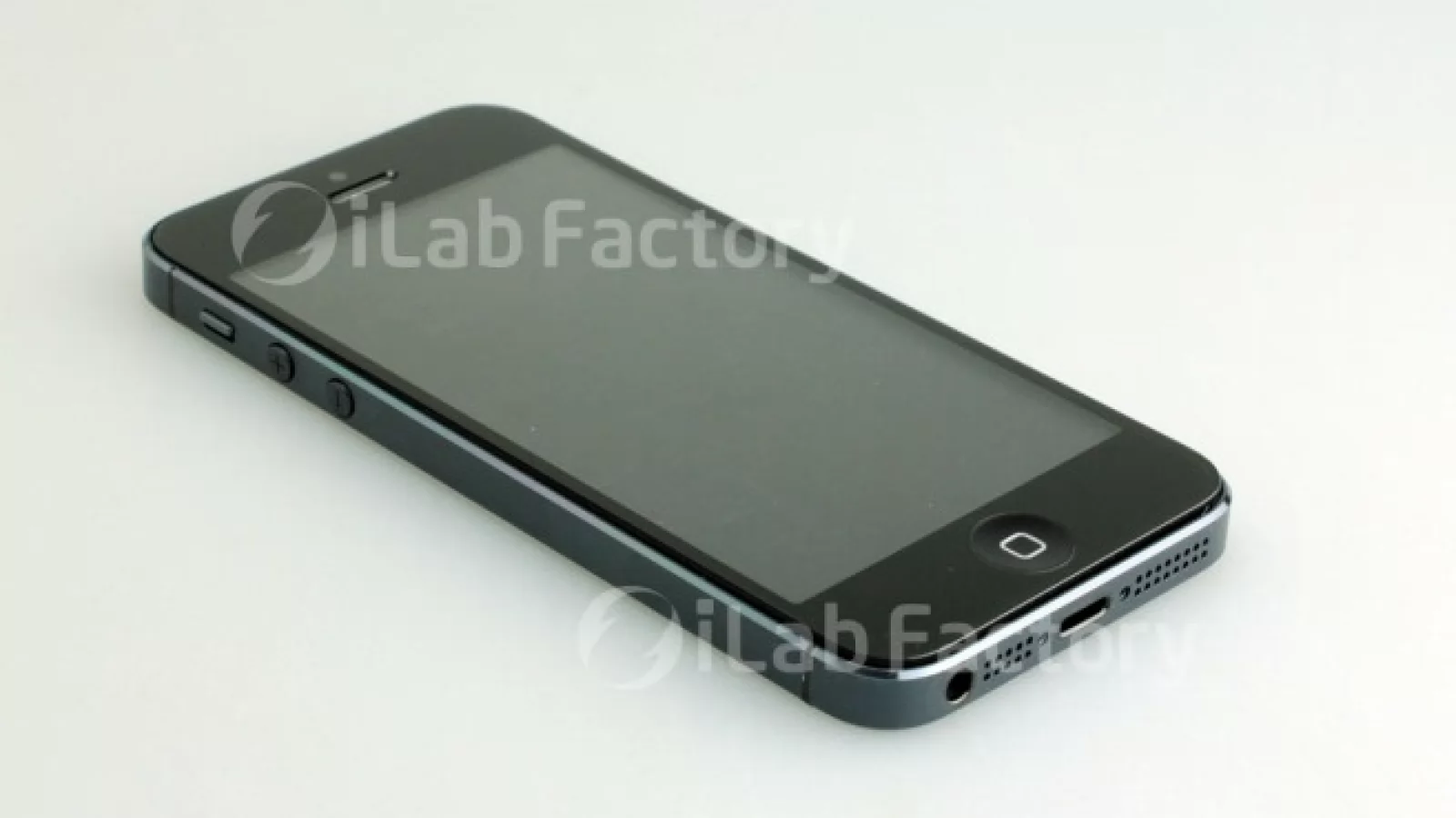 Noi imagini cu iPhone 5, de această dată complet asamblat (Video)